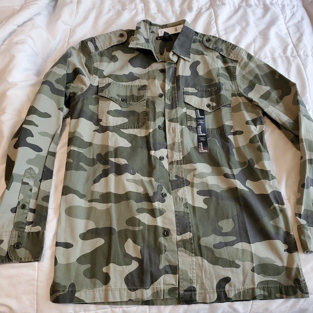 Gap button down Army print shirt NWT